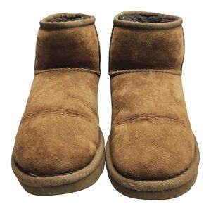 UGG Classic Winter Boots Womens US Size 6 Brown Sheepskin Lined Comfort Slip On